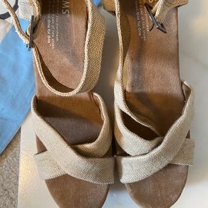 Tom’s neutral linen and cork wedges
